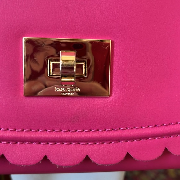 Kate Spade  Scalloped front flap  shoulder bag  Bright pink  Gold tone HW Turn L - Picture 6 of 15